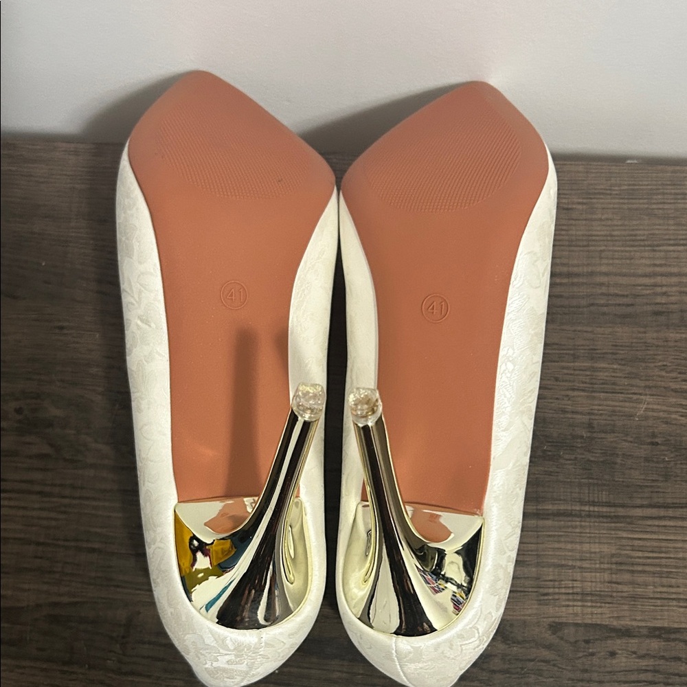 Elegant White Women's Pumps - Picture 4 of 6